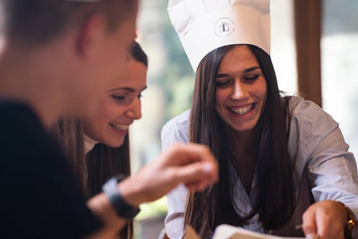 Die perfekte Ergänzung zum Silvester Essen. Ein Schokoladen Workshop für zuhause hilft die Zeit bis Mitternacht möglichst lustig zu überbrücken